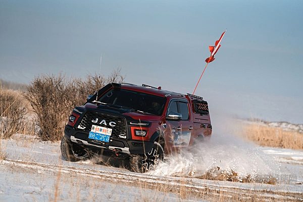 穿越生死线的救援先锋——58岁“老顽童”与他的钢铁守护者