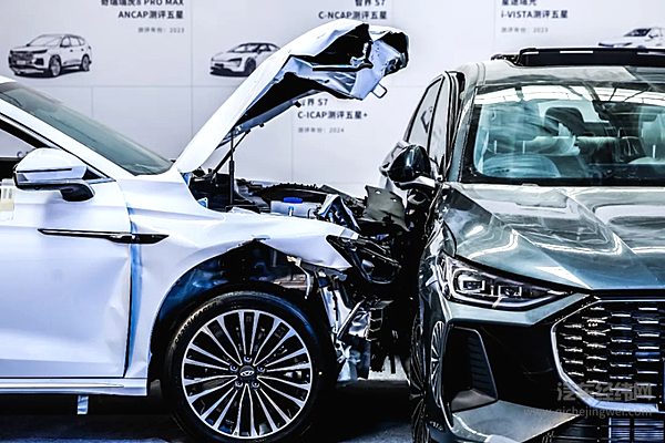 全球直播碰撞上市的奇瑞风云A8L售价10.99万元起 限时低至9.49万元起！