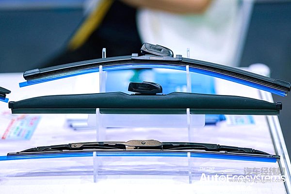 九州汽车生态博览会盛大启幕，首日超10万人前来观展！