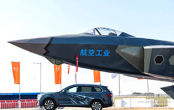 新红旗HS7与歼20同台 满满的CP感！