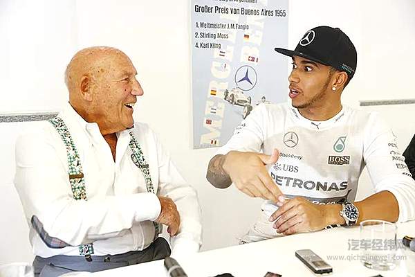 2015年，莫斯与F1车手汉密尔顿谈笑风生