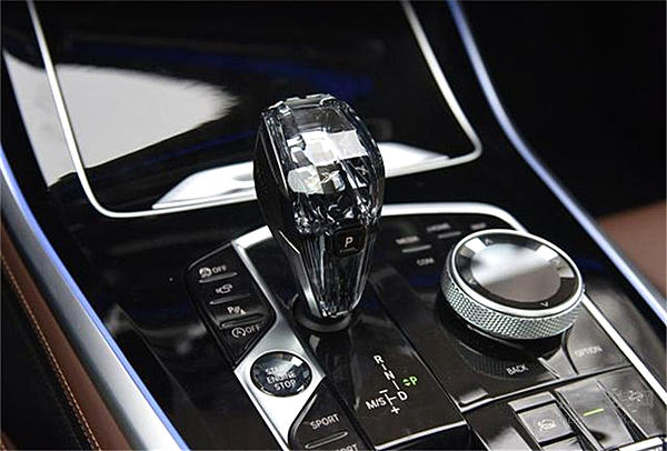 雪天开起灯光秀 全新BMW X5“抢生意”可还行？