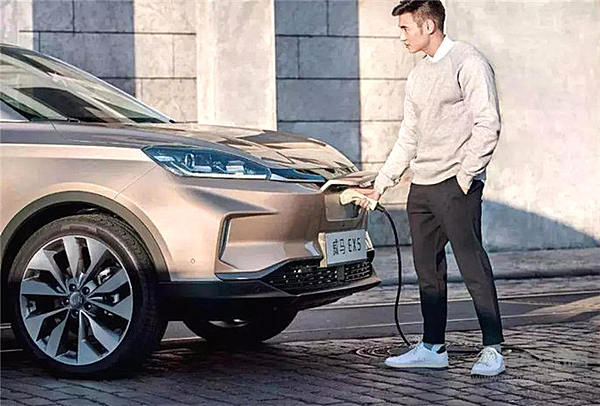 转发这个杨超越，不用造车也能“出道”！