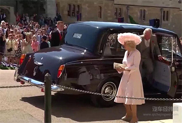 哈里王子大婚，英女王将劳斯莱斯让给孙媳！自己坐宾利