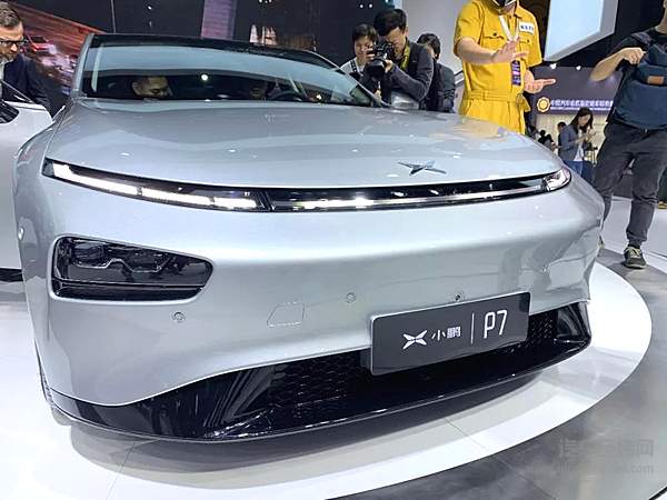 小鹏P7亮相2019广州车展