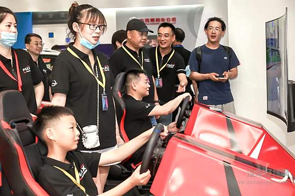 客户代表化身“车手”体验赛道激情