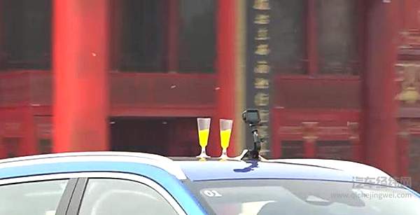 试驾车行驶时车顶水杯稳如泰山