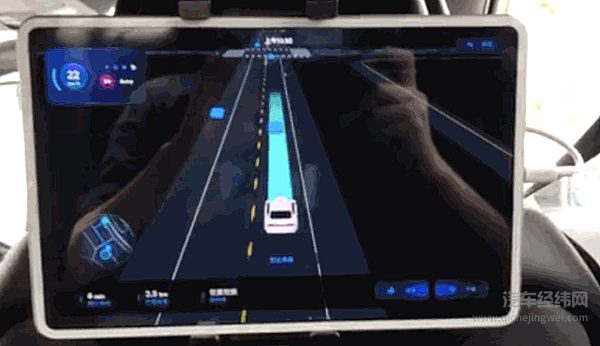 后排车载屏可显示车辆感知到的实时路况