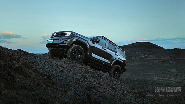 两种不同的越野风格 坦克400 Hi4-T和豹5哪一款更值得入手？