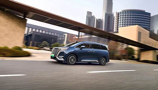 售价33.98万元起！25款腾势D9重磅上市 再立MPV6大标杆！