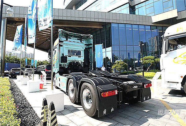 奮斗季 鷹航載貨車陪你“跑”進(jìn)好光景