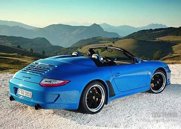 在356 Speedster停产半个多世纪后的997 Speedster身上，标志性的“弓背”车尾依旧醒目