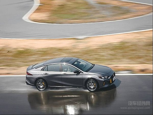 国产运动型轿车二选一 长安UNI-V和传祺影豹谁更有吸引力