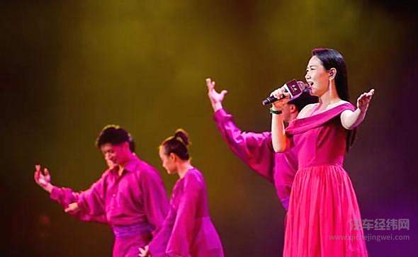 孙露演唱《让红旗飘飘》