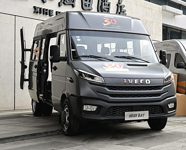 8速进阶，每一步都得益！依维柯得意8AT正式上市 开启高效智能商用新纪元