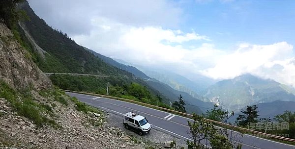 全时四驱三把锁 依维柯欧霸·山海让317国道变成越野训练场