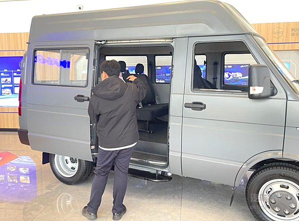 侧拉门的打开效果