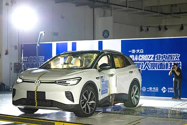 对电动车 消费者应该更关注侧面柱碰