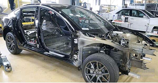 Taycan首例起火背后 首富、骂战与鄙视链