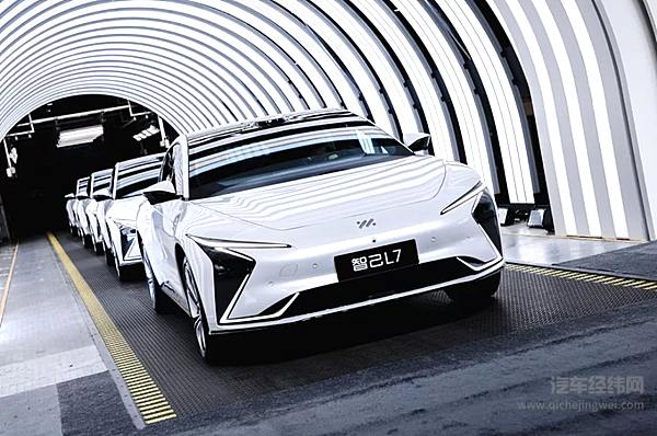 智己开启“数据煲机”范式 上汽新能源高端化大业可期？