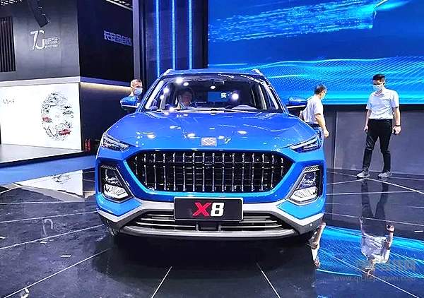 悬挂思皓车标 江淮中大型SUV X8成都车展首发！