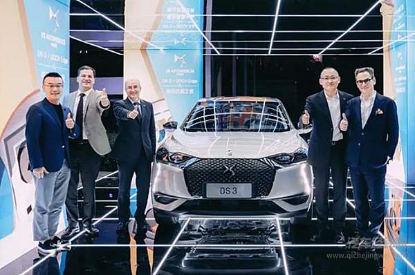 (从左至右) UCCA 理事会代表茅矛、Stellantis集 团全球执委会成员中国区首席运营官奥立维、法国驻上海领事馆Pierre Moussy、Stellantis集团高级副总裁 DS中国总经理李昕阳、UCCA尤伦斯当代艺术中心馆长UCCA集.团CEO田霏宇