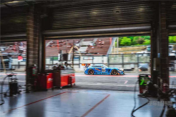 穿越了上千公里，只为看一家轮胎品牌如何在24小时耐力赛上夺冠