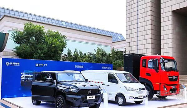 东风产品在第六届中国企业论坛现场展示