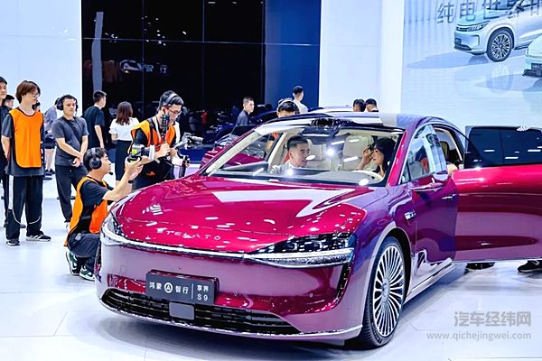 鸿蒙智行携全系华为智驾车型亮相成都车展