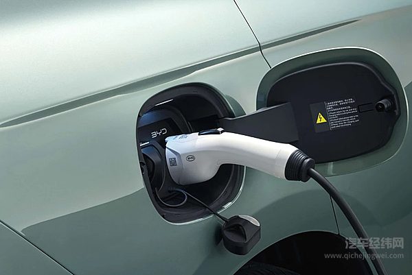 小鹏MONA M03对决海豹06 DM-i哪款车更划算？