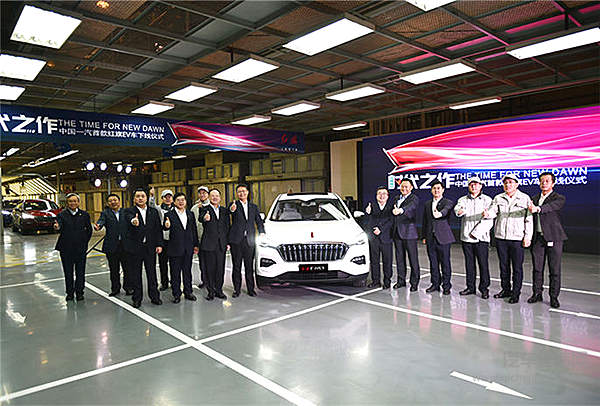 红旗变换车道 借新能源弯道超车？！