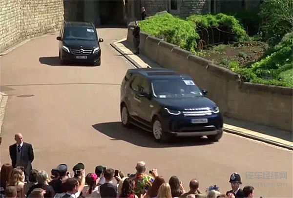 哈里王子大婚，英女王将劳斯莱斯让给孙媳！自己坐宾利