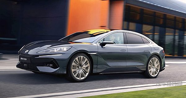 30万级纯电C级车对决 享界S9与腾势Z9谁更强？