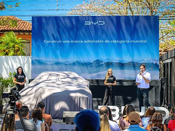 比亚迪纯电SUV海狮07EV惊艳亮相哥斯达黎加