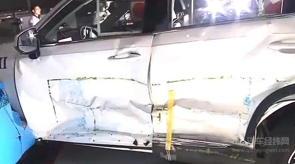 神车哈弗H6碰撞“翻车” 气囊失灵