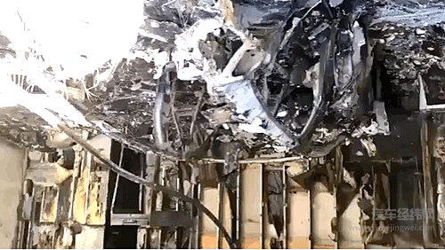 大火扑灭后的车辆残骸