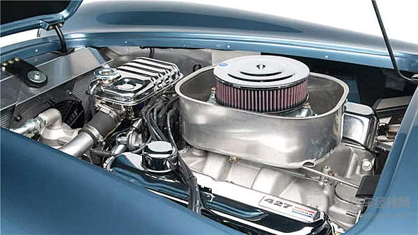 好莱坞为他拍电影，法拉利视他为劲敌。他就是卡罗尔·谢尔比