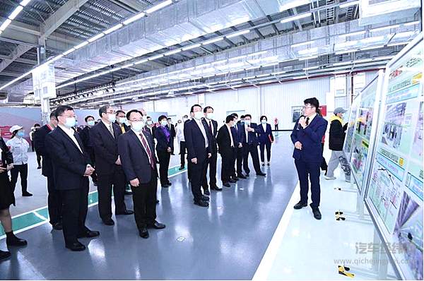 嘉宾代表参观工厂 