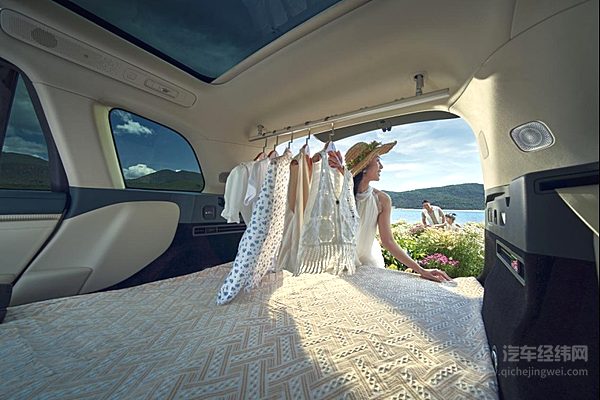 “五座新王”岚图泰山X8预售30.29万起，8系市场迎来终极“大杀器”！