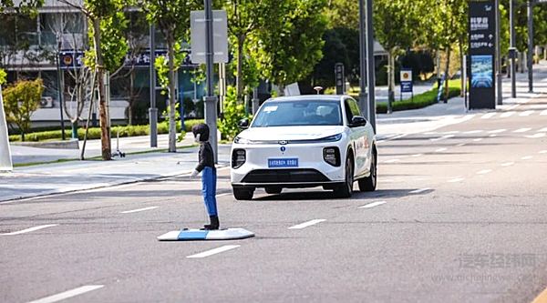 长安汽车“车路云一体化”虚实融合多智能体场景验证平台接受全球检验