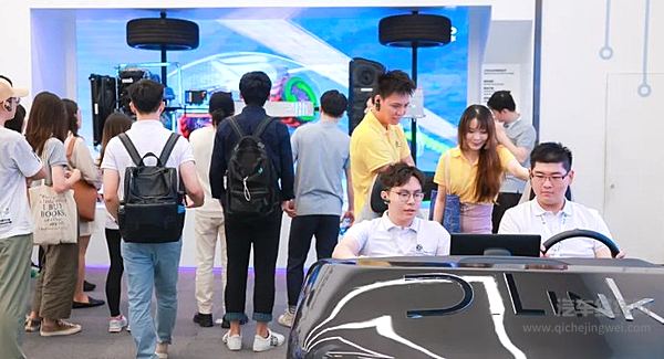 高校学生一行参观比亚迪展厅