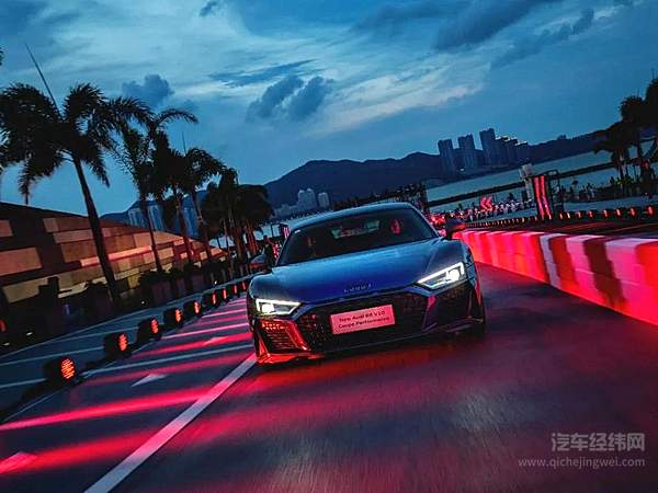 奥迪高性能“王炸天团”首次全系集结 品牌焕新“燃擎加速”