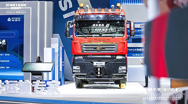 中國(guó)重汽汕德卡全新超強(qiáng)大件車穩(wěn)馭千鈞 有實(shí)力更有遠(yuǎn)見(jiàn)！