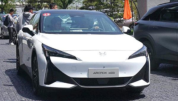 15分钟增加380km续航 极狐能否依靠阿尔法S5崛起？