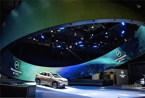 威马体验店内“偏黑”的设计风格