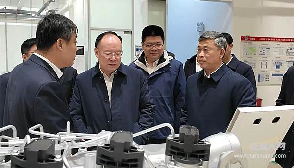 邱現(xiàn)東到一汽解放氫動(dòng)力開(kāi)發(fā)實(shí)驗(yàn)室調(diào)研