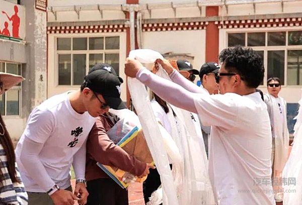 哪吒汽车的哪铁们极致旅行 走进邦达小学