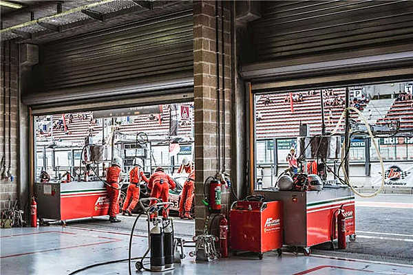 穿越了上千公里，只为看一家轮胎品牌如何在24小时耐力赛上夺冠