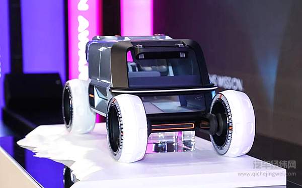 杜雨阐述作品“GAC COVID-X Explorer Concept广汽勘察者概念车”