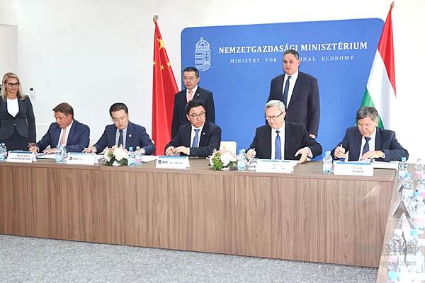 蔚来与塞切尼·伊什特万大学基金会签战略合作备忘录